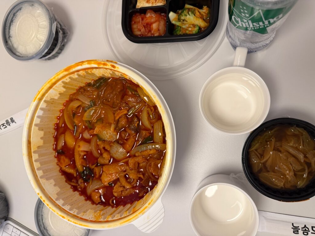 비 오는 저녁 숙소에서 배달시켜 먹은 곱도리탕