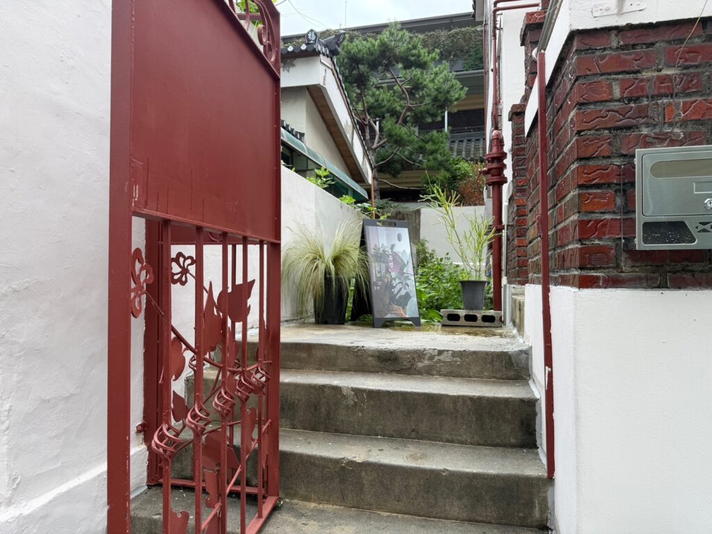 2층 숙소까지 올라가야 하는 계단